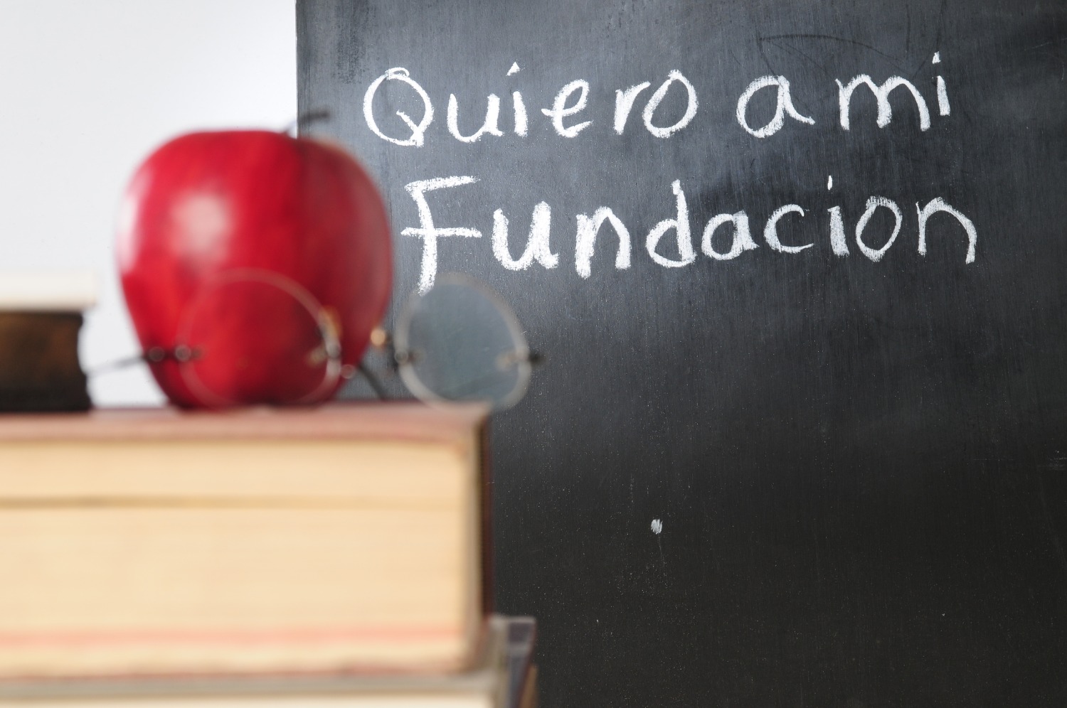 Spanish on blackboard with an apple